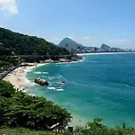 Ocean Blue Moderno com Vista Espetacular ao lado do Leblon na frente da Escola Stella Maris Garagem Internet Veloz 2 Smart TVs Piscina Sauna