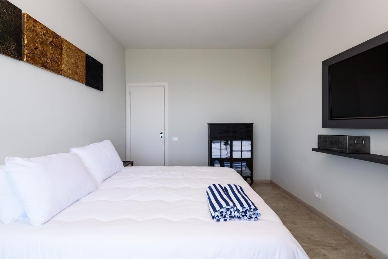 Ocean Blue Moderno com Vista Espetacular ao lado do Leblon na frente da Escola Stella Maris Garagem Internet Veloz 2 Smart TVs Piscina Sauna Apartamento *